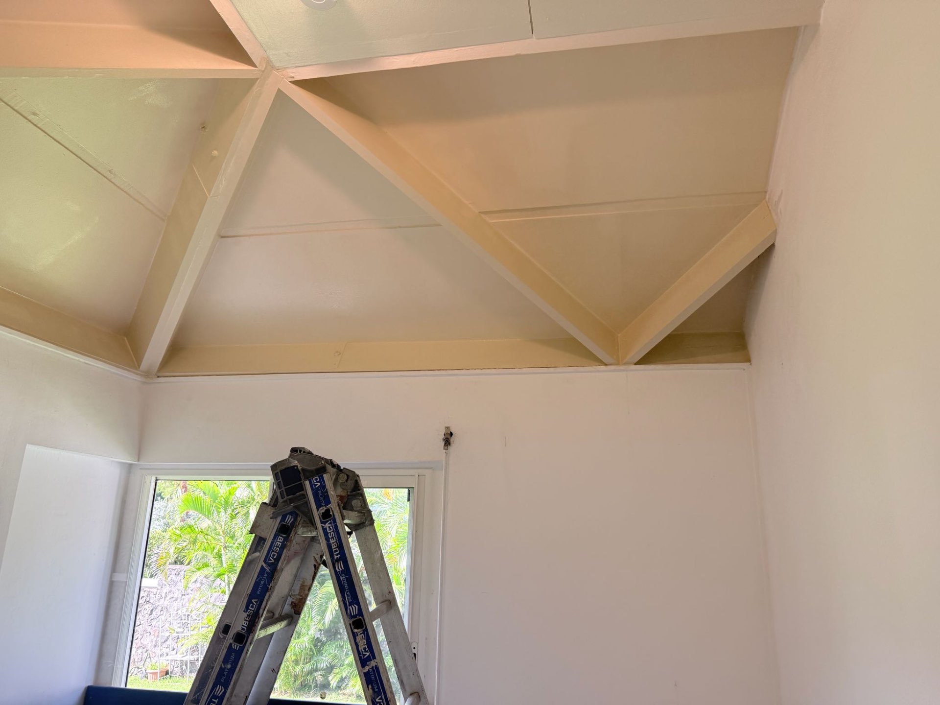 Charpente bois traitée et peinte — finition irréprochable à Intérieur