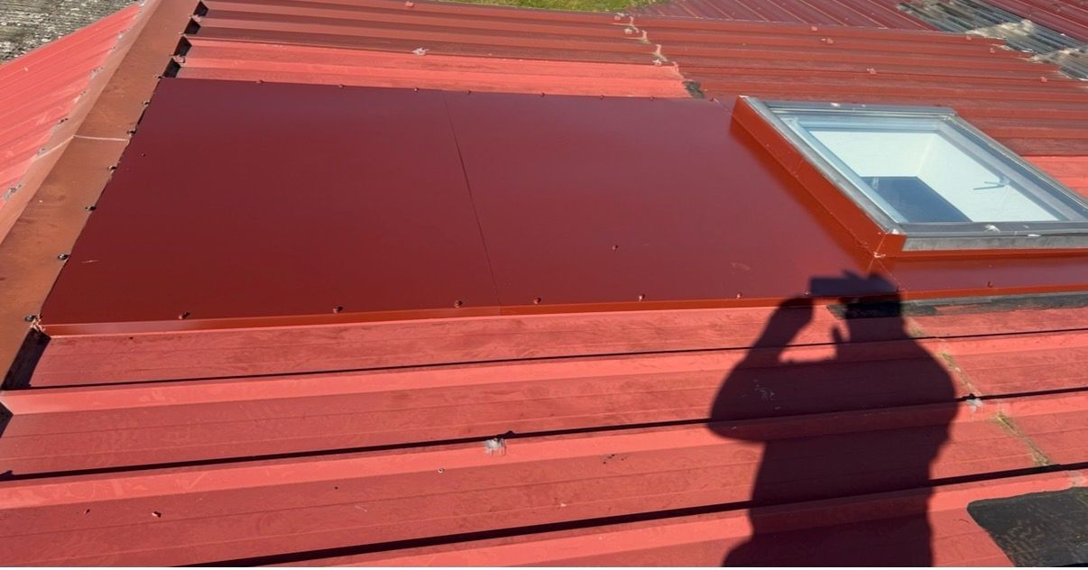 Pose tôle bac acier rouge + raccord velux étanche à Velux